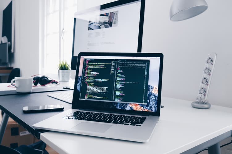 Driving Seamless Customer Experiences with Headless Commerce Driving Seamless Customer Experiences with Headless Commerce